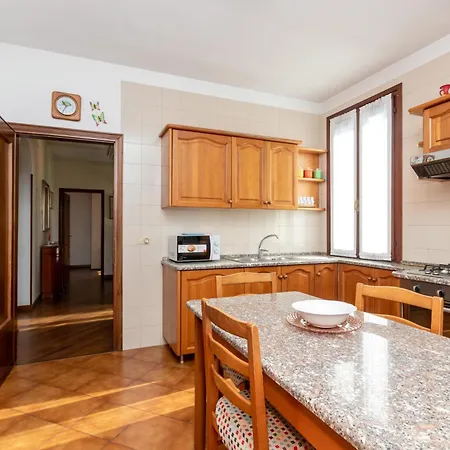 Guesthost - Andrea House With Parking Daire Venedik