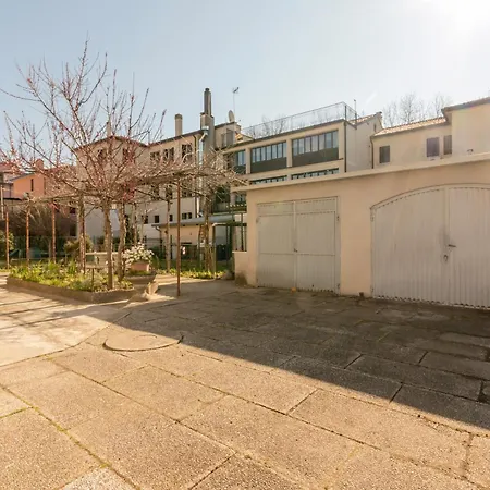 Guesthost - Andrea House With Parking Daire