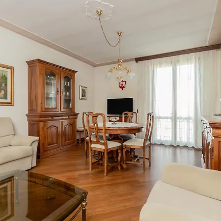 Apartamento Guesthost - Andrea House With Parking *