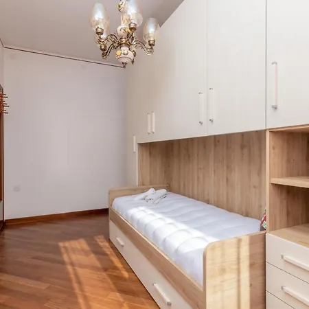 Guesthost - Andrea House With Parking *