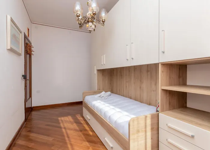 Guesthost - Andrea House With Parking *