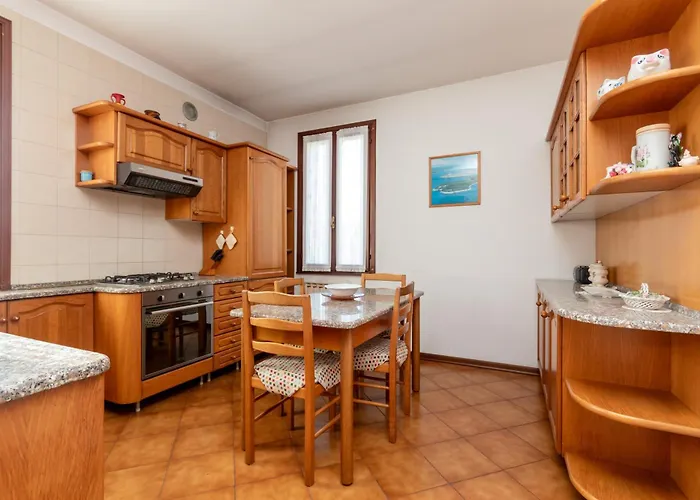 Guesthost - Andrea House With Parking Benátky