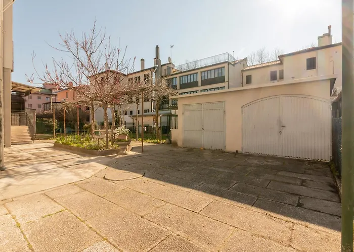 Guesthost - Andrea House With Parking Appartement
