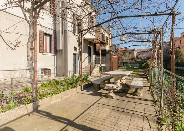 Guesthost - Andrea House With Parking