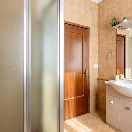 Appartement Guesthost - Andrea House With Parking