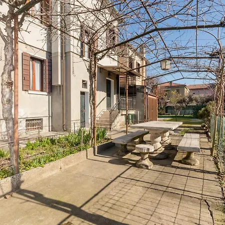 Guesthost - Andrea House With Parking